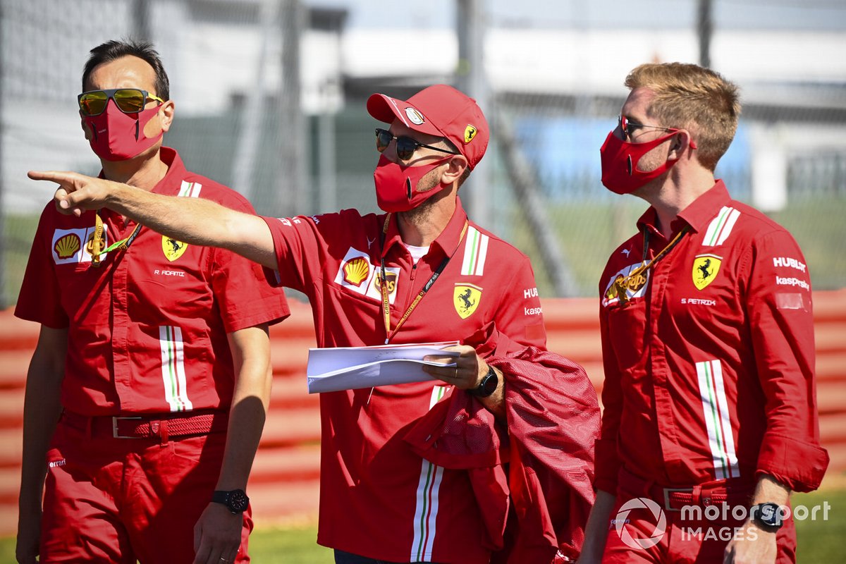 Sebastian Vettel, Ferrari marche sur la piste avec ses ingénieurs