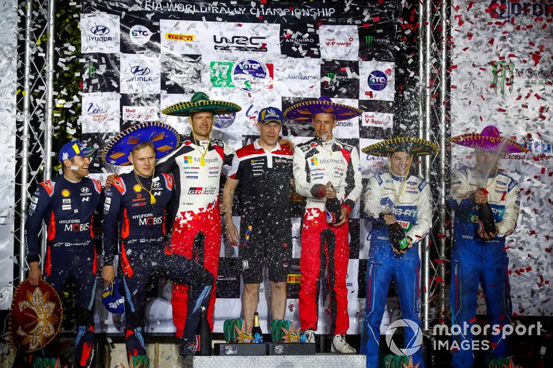 Podio: il vincitore Sébastien Ogier, Julien Ingrassia, Toyota Gazoo Racing WRT Toyota Yaris WRC, secondo posto Ott Tänak, Martin Järveoja, Hyundai Motorsport Hyundai i20 Coupe WRC, terzo posto Teemu Suninen, Jarmo Lehtinen, M-Sport Ford WRT Ford Fiesta WRC