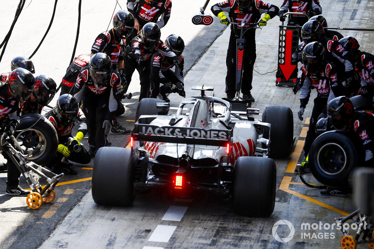 Kevin Magnussen, Haas VF-20, pit stop