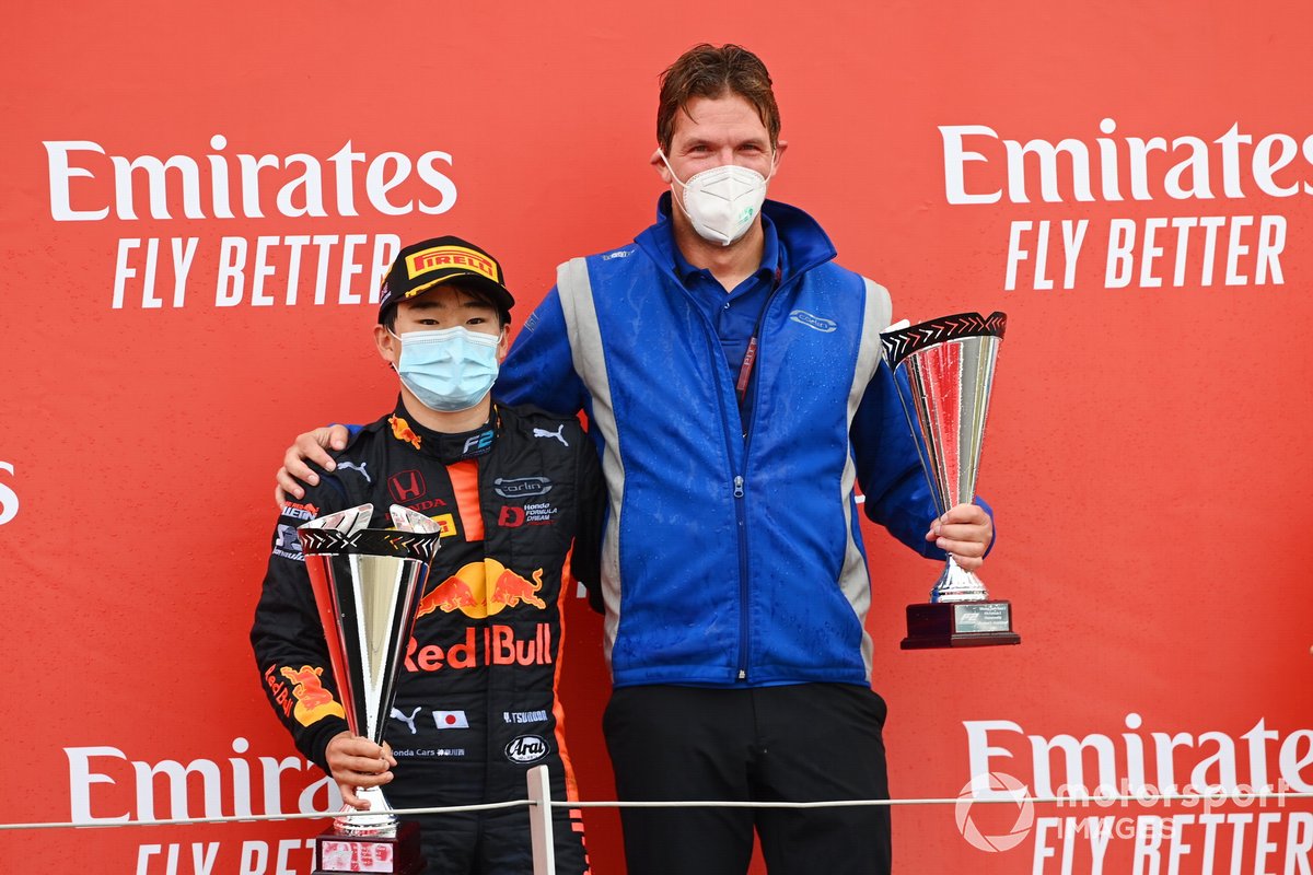 Yuki Tsunoda, Carlin celebrates on the podium with a colleague