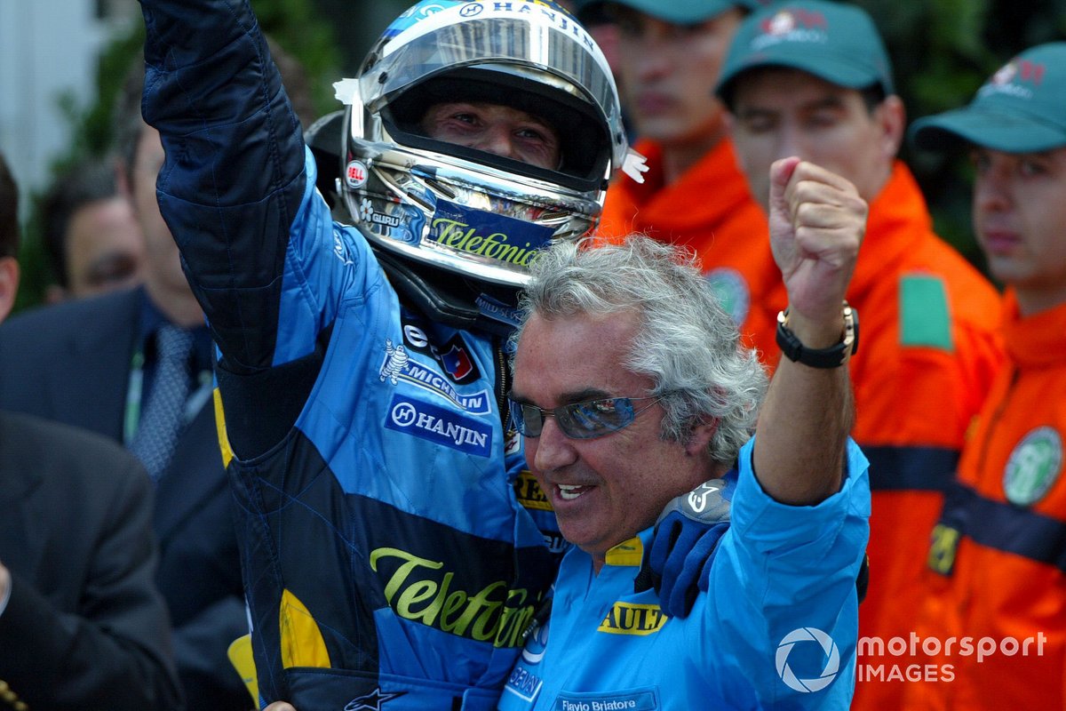 El ganador: Jarno Trulli, Renault F1 Team, con Flavio Briatore