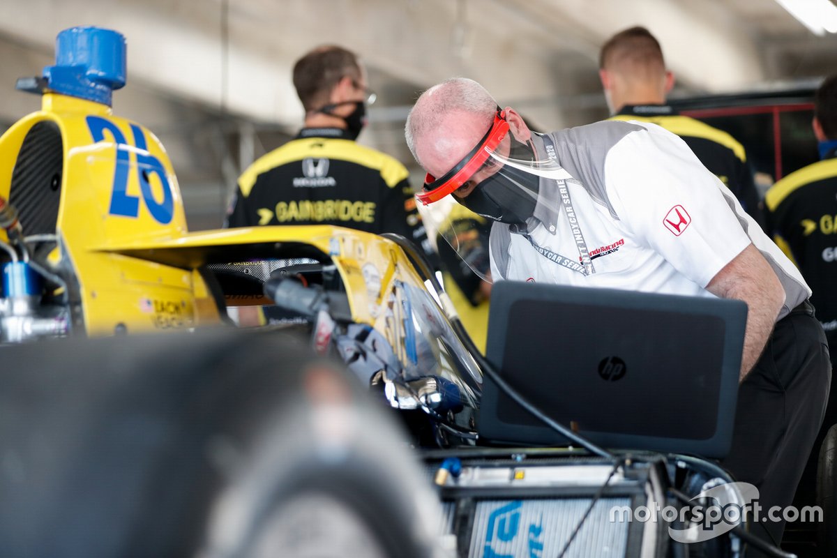 A Honda crew member works on Zach Veach, Andretti Autosport Honda