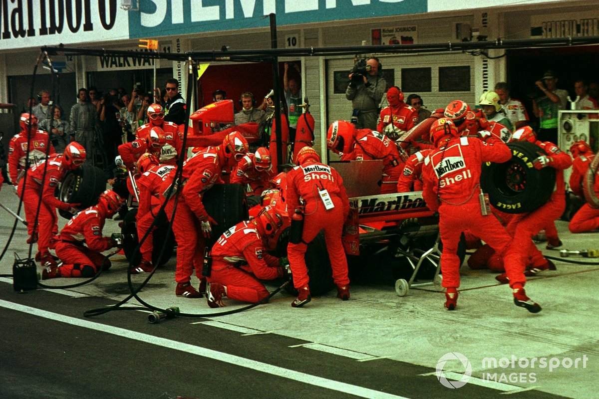 На 25-м круге Шумахер свернул на первый пит-стоп, и в McLaren, понимая ситуацию, уже на следующем скомандовали ДиСи тоже ехать на дозаправку и замену шин