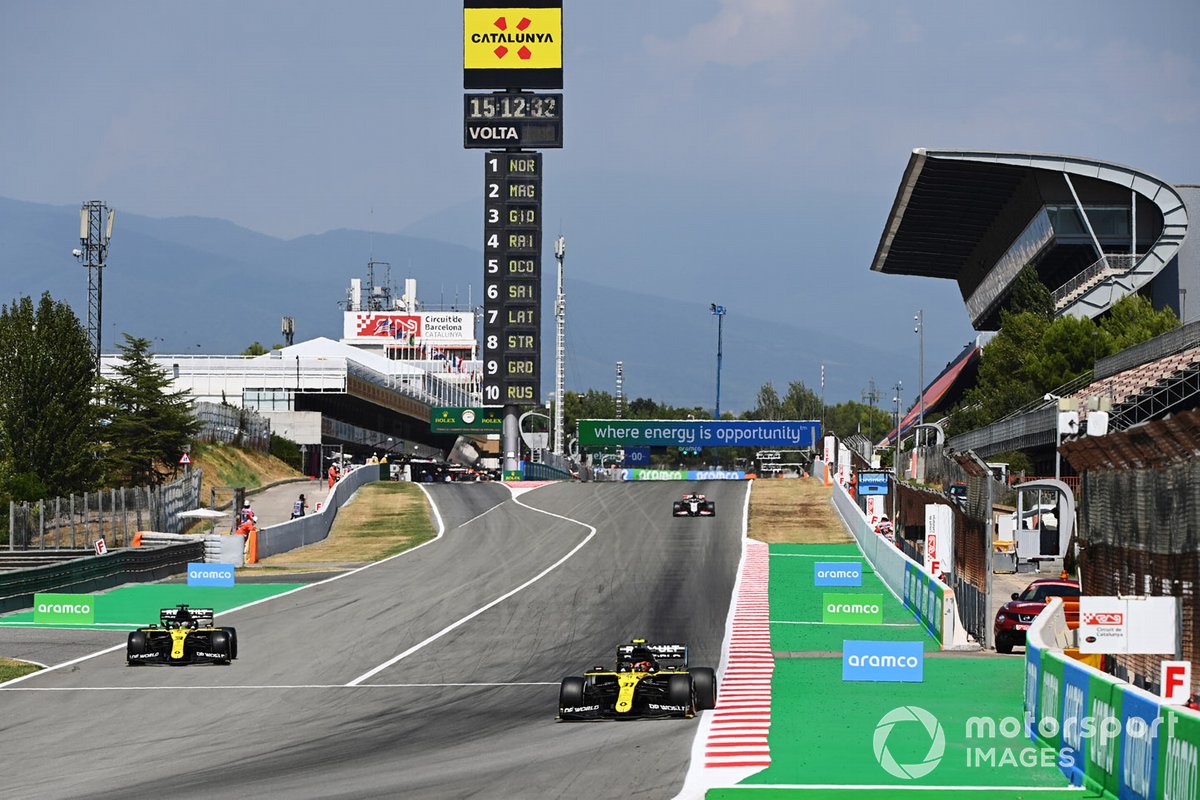 Esteban Ocon, Renault F1 Team R.S.20, leads Daniel Ricciardo, Renault F1 Team R.S.20