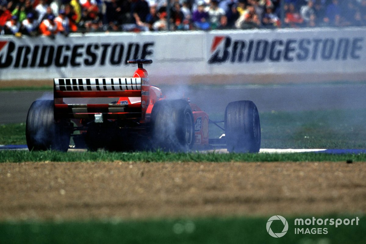 Una falla hidráulica lleva al trompo a Rubens Barrichello, Ferrari F1-2000, mientras era líder