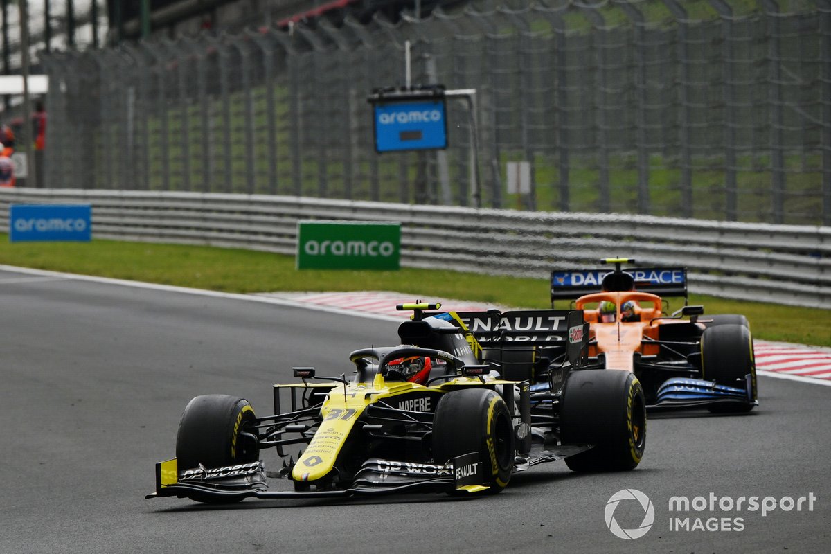 Esteban Ocon, Renault F1 Team R.S.20, leads Lando Norris, McLaren MCL35
