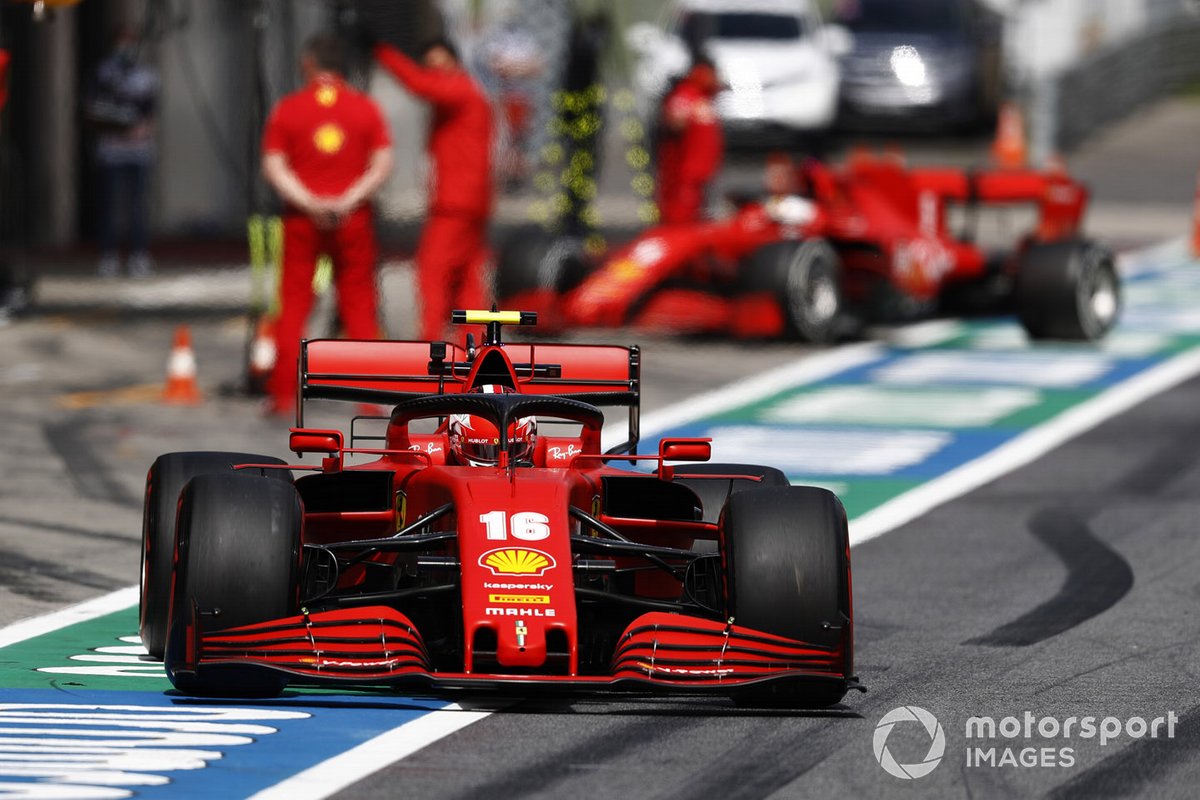 Charles Leclerc, Ferrari SF1000, sort des stands quand  Sebastian Vettel, Ferrari SF1000 arrive