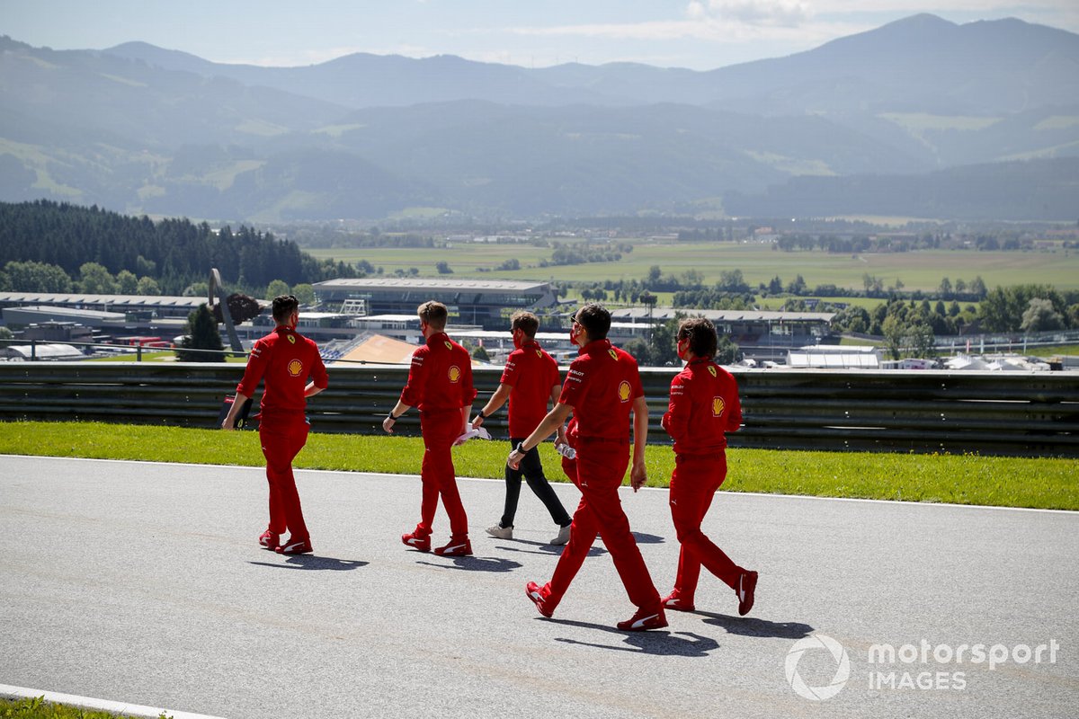 Sebastian Vettel, Ferrari, cammina lungo il tracciato