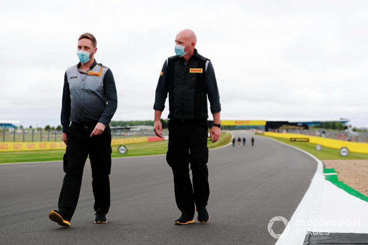 El personal de Pirelli recorre el circuito