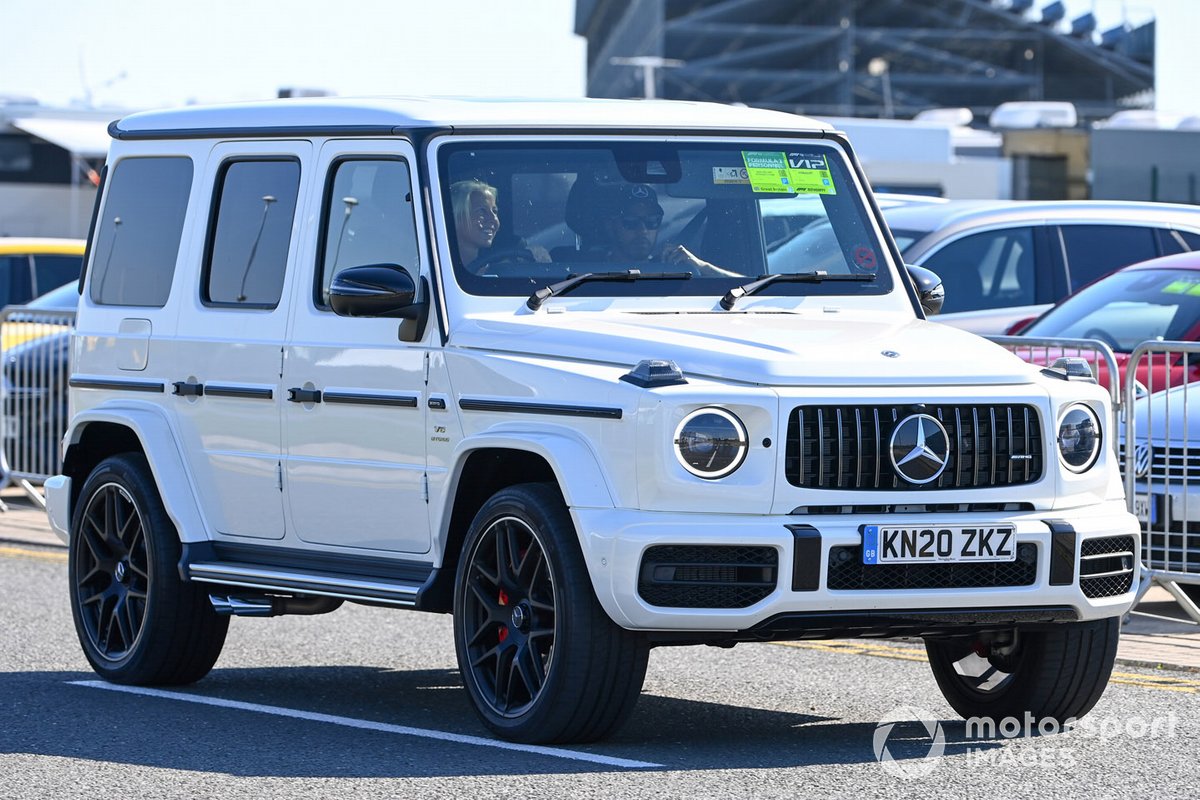 Lewis Hamilton com jipe da Mercedes