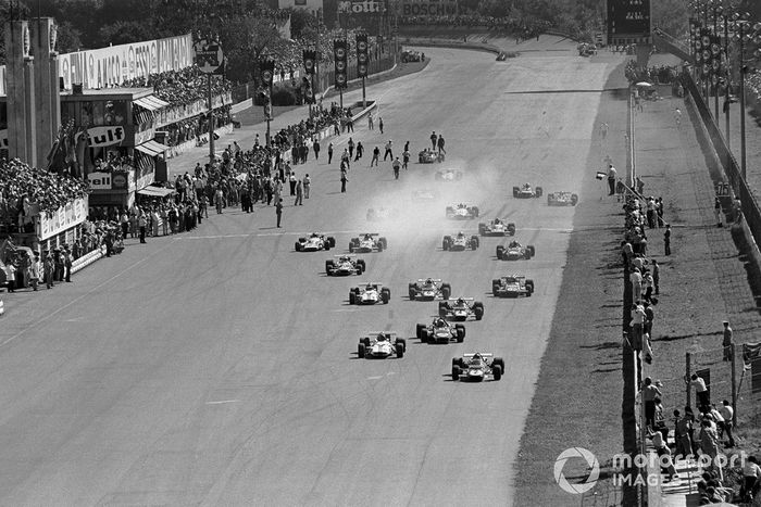 La salida, Jacky Ickx, Ferrari 312B y Pedro Rodríguez, BRM P153 se escapan primero mientras Jackie Stewart, March 701 se pone detrás