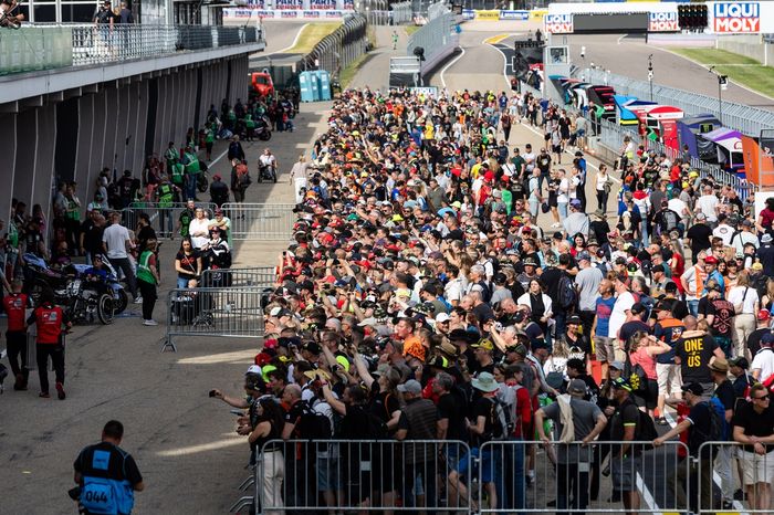 Fans in der Pitlane