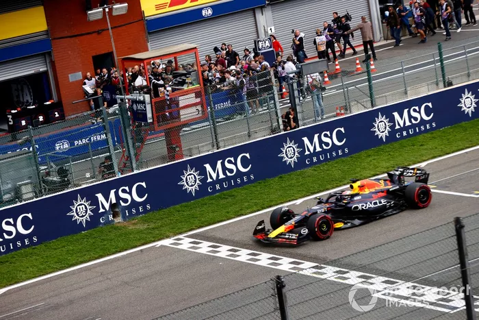 Max Verstappen, Red Bull Racing RB19, 1ª posición, toma la bandera a cuadros