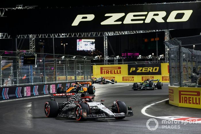 Yuki Tsunoda, AlphaTauri AT04, Oscar Piastri, McLaren MCL60, Lewis Hamilton, Mercedes F1 W14