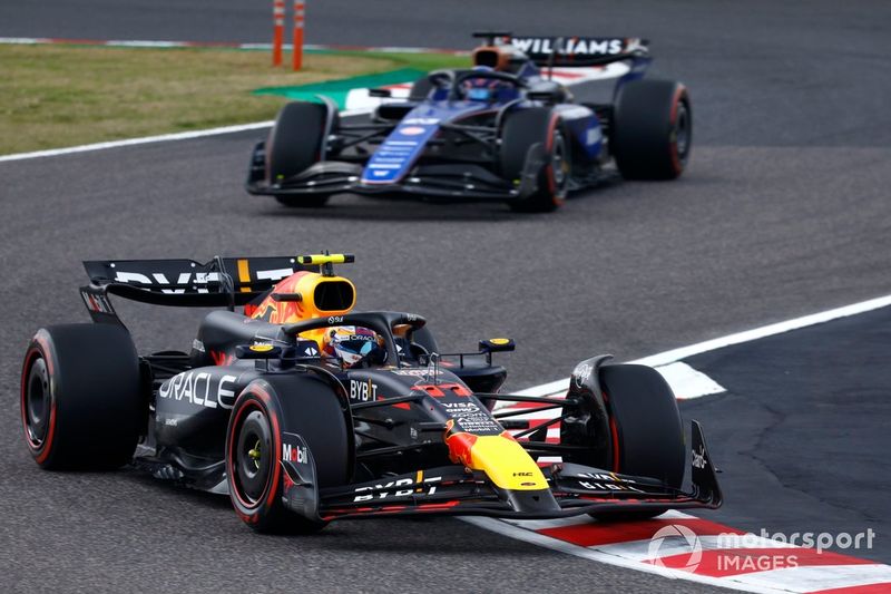 Sergio Pérez, Red Bull Racing RB20, Alex Albon, Williams FW46