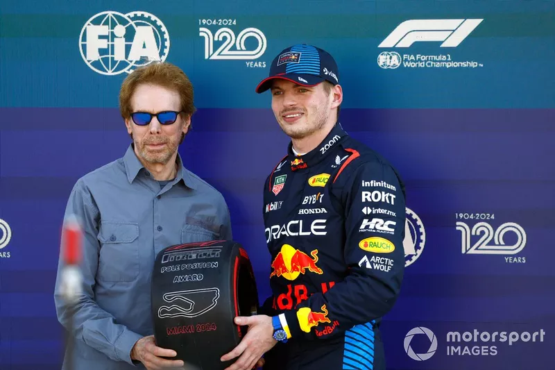 Max Verstappen, Red Bull Racing, reçoit son Pirelli Pole Position Award des mains du producteur de films Jerry Bruckheimer.