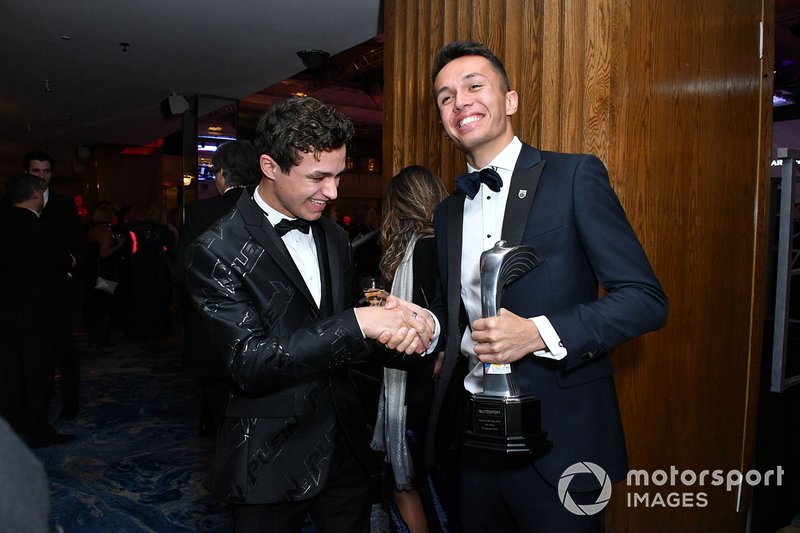 Lando Norris, McLaren, e Alexander Albon, Red Bull Racing, scherzano dopo la cerimonia degli Award