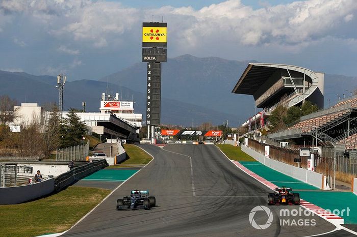 Valtteri Bottas, Mercedes F1 W11, Max Verstappen, Red Bull Racing RB16 