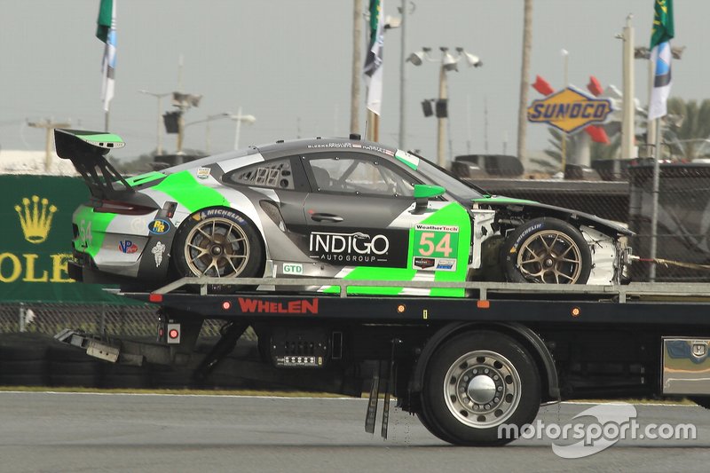 Bergung des Unfallautos: #54 Black Swan Racing, Porsche 911 GT3 R, GTD: Jeroen Bleekemolen, Sven Muller, Trenton Estep