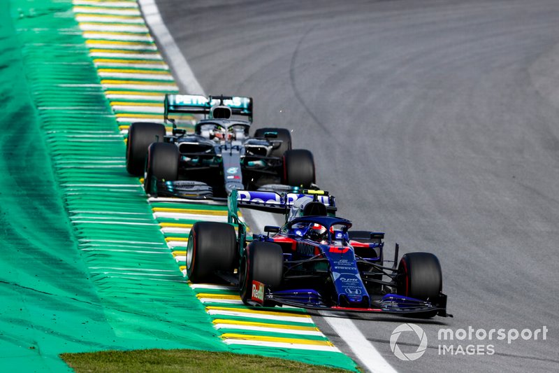 Daniil Kvyat, Toro Rosso STR14 and Lewis Hamilton, Mercedes AMG F1 W10 battle