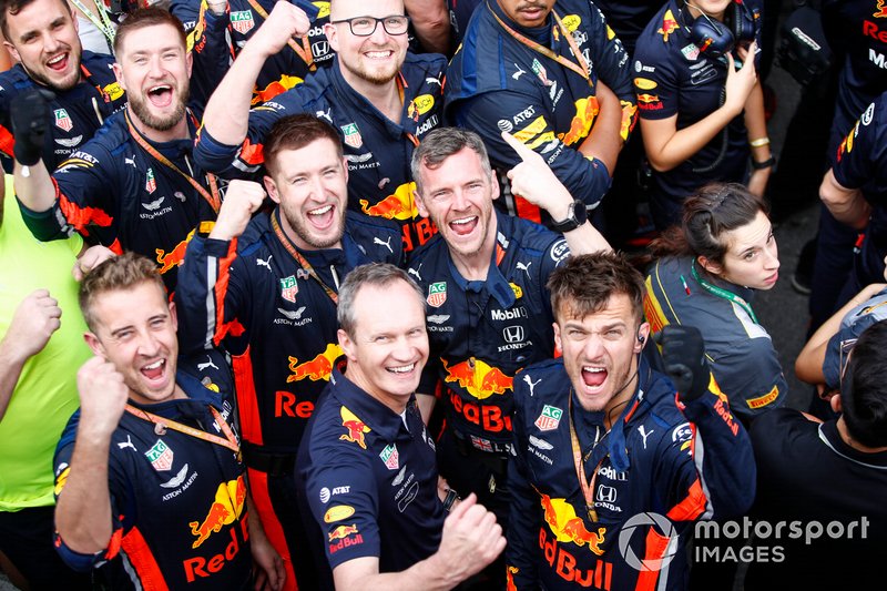 I meccanici Red Bull festeggiano la vittoria