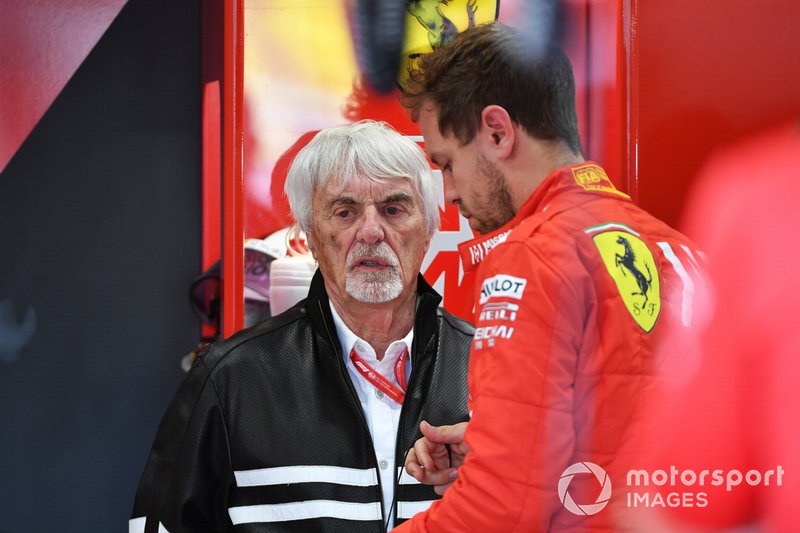 Bernie Ecclestone, Presidente Emiritus de Fórmula 1, en el garaje de Ferrari con Sebastian Vettel, Ferrari