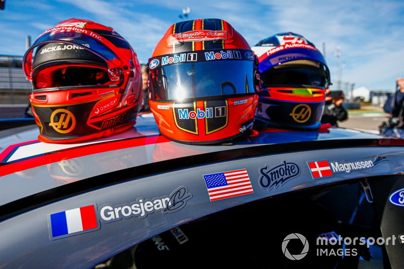 Cascos de Romain Grosjean, Haas F1, Kevin Magnussen, Haas F1, y NASCAR Cup driver Tony Stewart