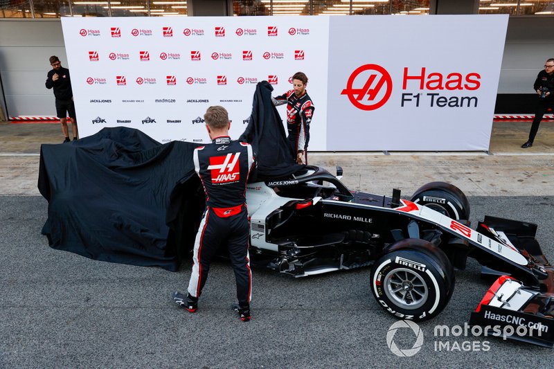Kevin Magnussen, Haas F1 Team and Romain Grosjean, Haas F1 Team reveal the VF-20