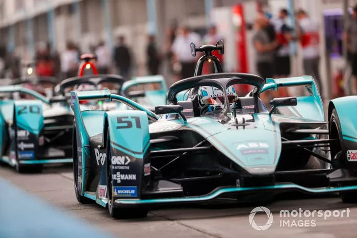James Calado, Jaguar Racing, Jaguar I-Type 4 esce dalla pit lane