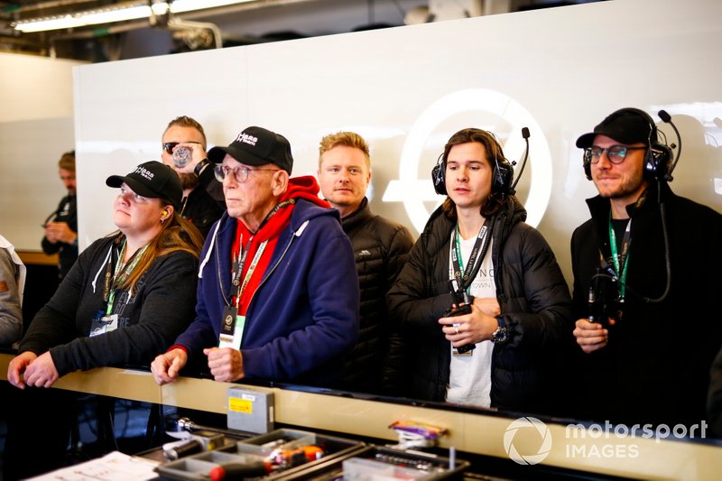 La banda danesa de pop Lukas Graham en el garaje del Haas F1 Team