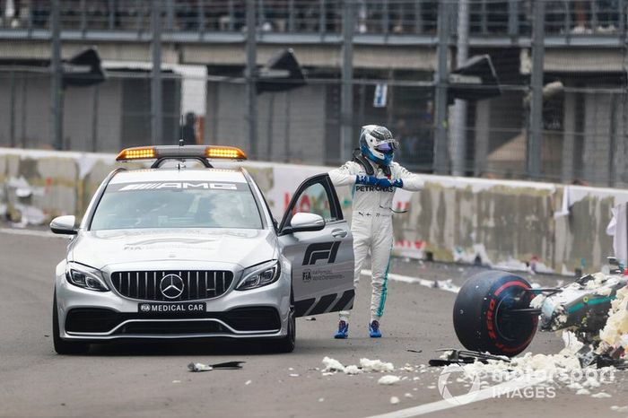 Valtteri Bottas, Mercedes AMG F1 se sube al coche médico después de un accidente en la sesión de clasificación