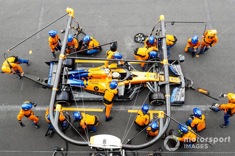 Lando Norris, McLaren MCL34, suffers issues with his left front wheel during a pit stop