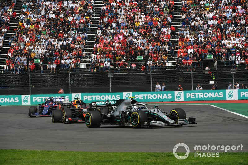 Valtteri Bottas, Mercedes AMG W10, Piloti e Grid Kid durante l'inno nazionale, prima della partenza Max Verstappen, Red Bull Racing RB15, e Daniil Kvyat, Toro Rosso STR14