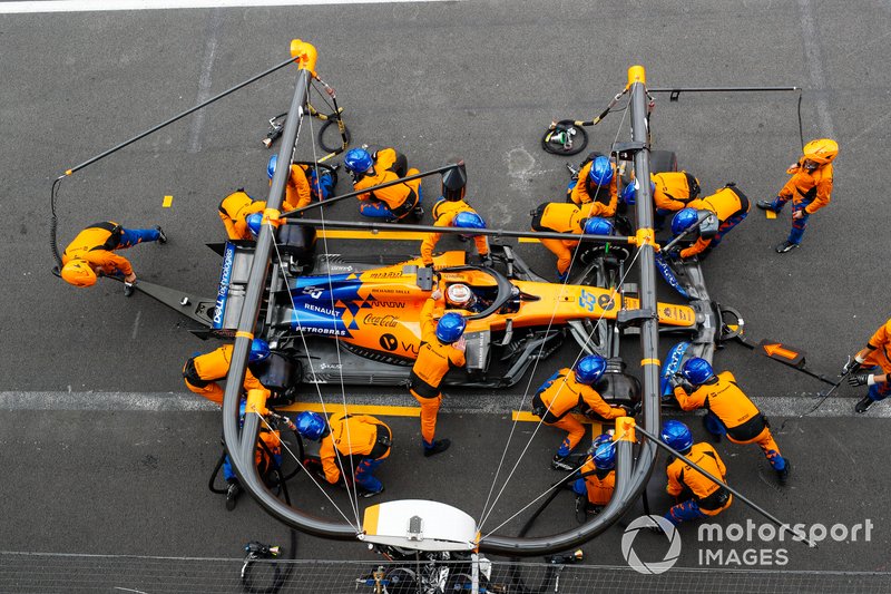 Carlos Sainz Jr., McLaren MCL34, effettua un pit stop