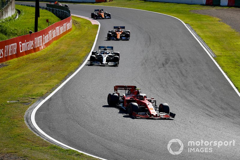 Charles Leclerc, Ferrari SF90, precede Lewis Hamilton, Mercedes AMG F1 W10, Carlos Sainz Jr., McLaren MCL34, e Lando Norris, McLaren MCL34