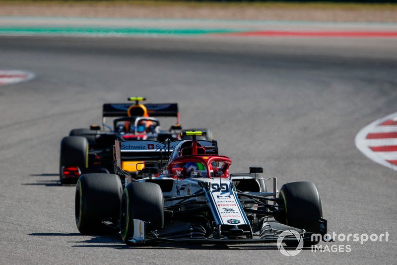 Antonio Giovinazzi, Alfa Romeo Racing C38, leads Alex Albon, Red Bull Racing RB15