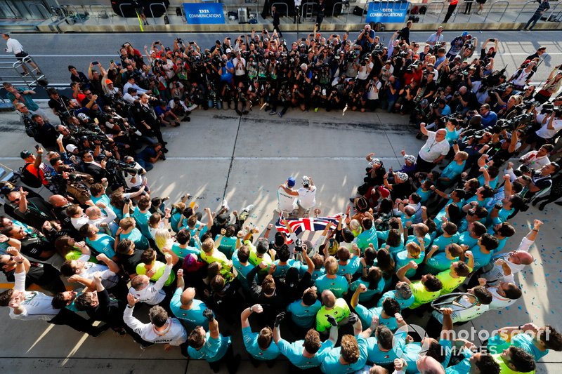 Valtteri Bottas, Mercedes AMG F1, 1ª posición, Lewis Hamilton, Mercedes AMG F1, 2ª posición, y el equipo Mercedes lo celebran