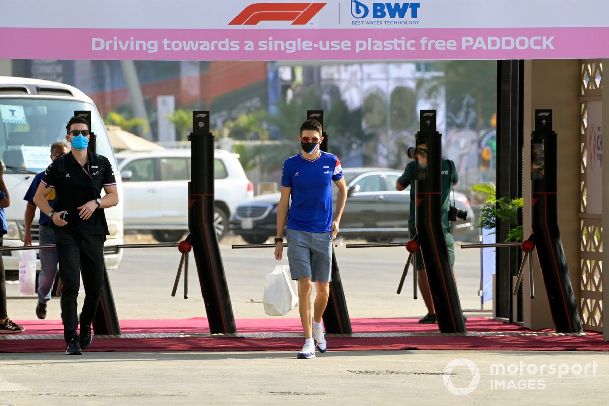 Esteban Ocon, Alpine F1, arrive au circuit