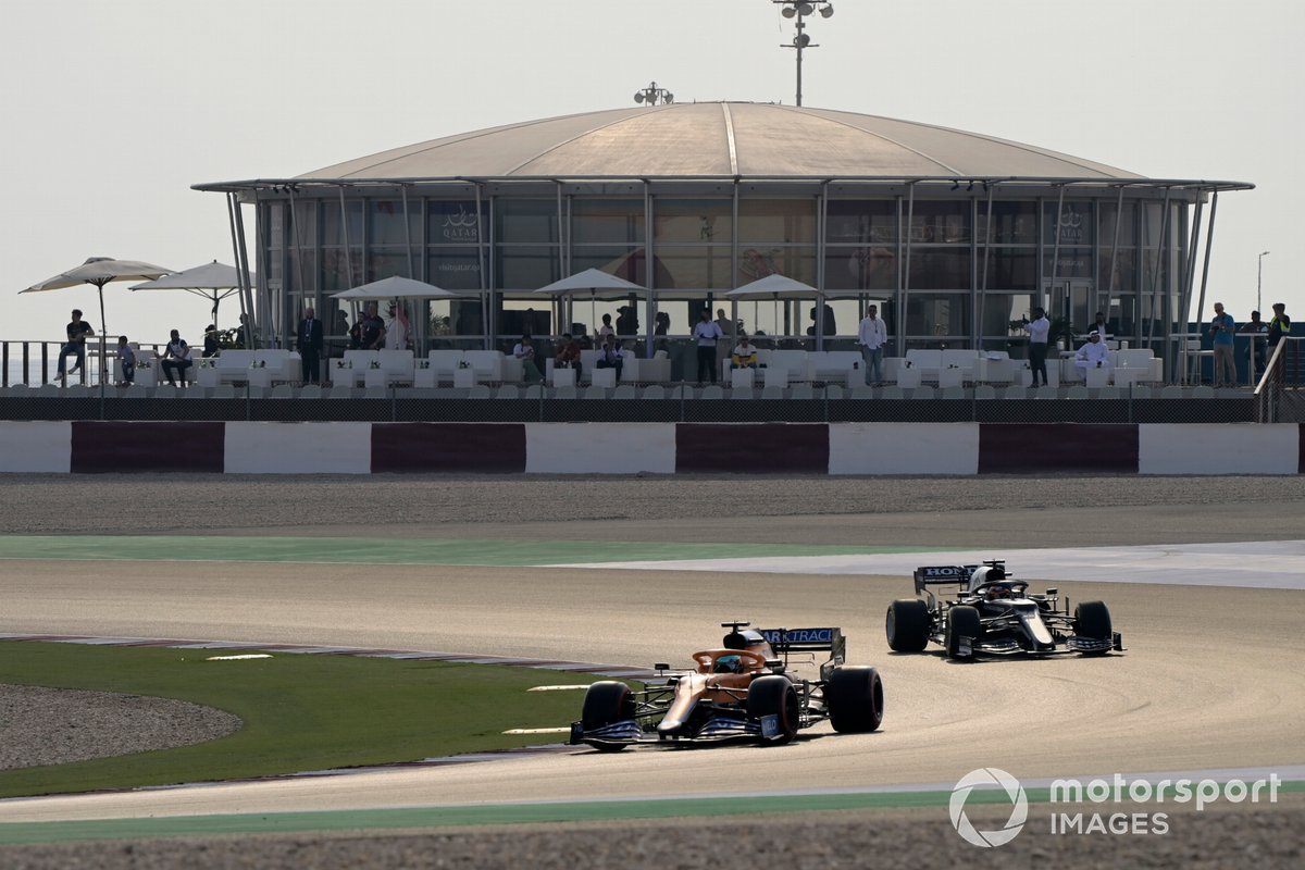 Daniel Ricciardo, McLaren MCL35M e Yuki Tsunoda, AlphaTauri AT02