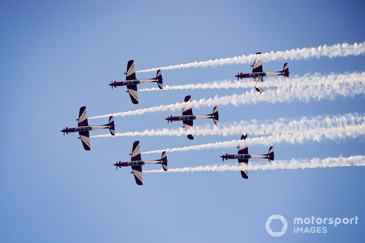 El equipo de exhibición aérea Wings of Qatar actúa para el público en sus Pilatus PC-21