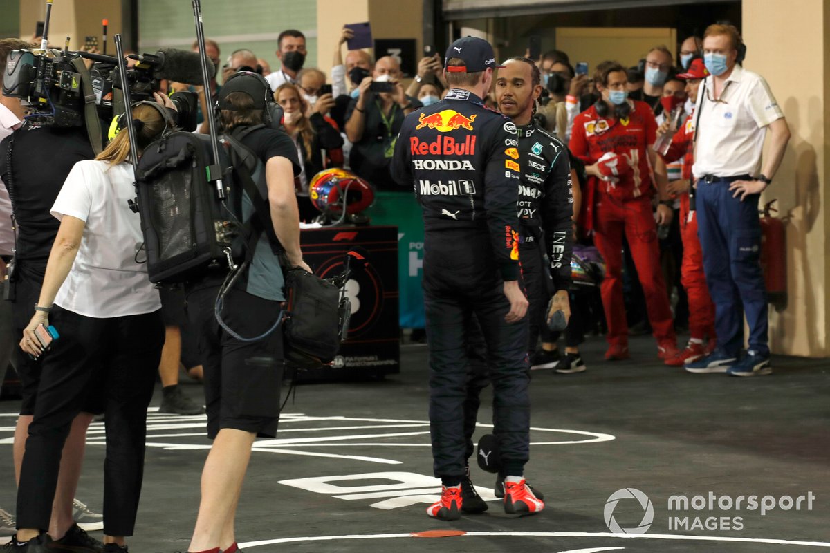Lewis Hamilton, Mercedes, 2a posizione, si congratula con Max Verstappen, Red Bull Racing, 1a posizione, in Parc Ferme