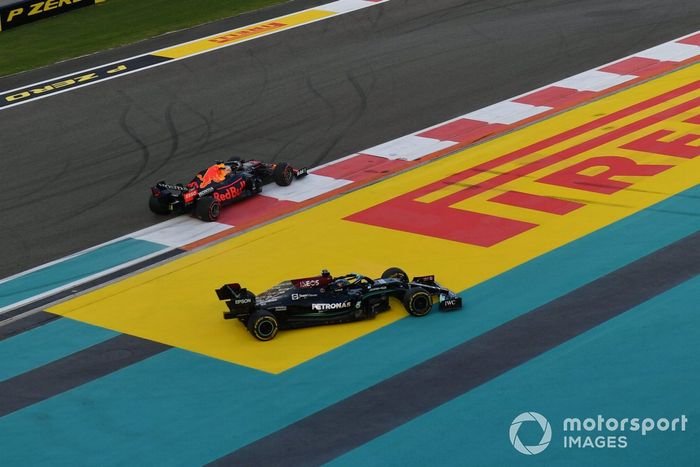Lewis Hamilton, de Mercedes, y Max Verstappen, de Red Bull Racing, luchan por el liderato en la primera curva