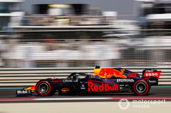 Verstappen begint sterk aan F1-finale met toptijd in eerste training