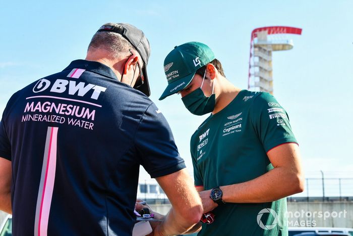 Lance Stroll, Aston Martin, firma un autógrafo a un aficionado