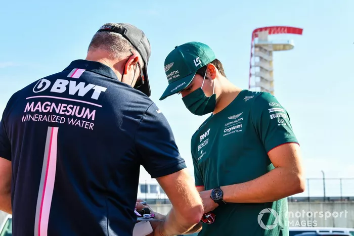 Lance Stroll, Aston Martin, firma un autógrafo a un aficionado