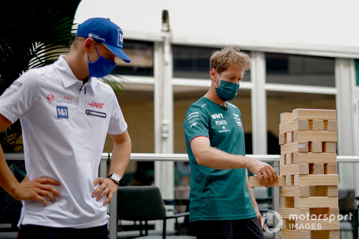 Mick Schumacher, Haas y Sebastian Vettel, Aston Martin con el Jenga