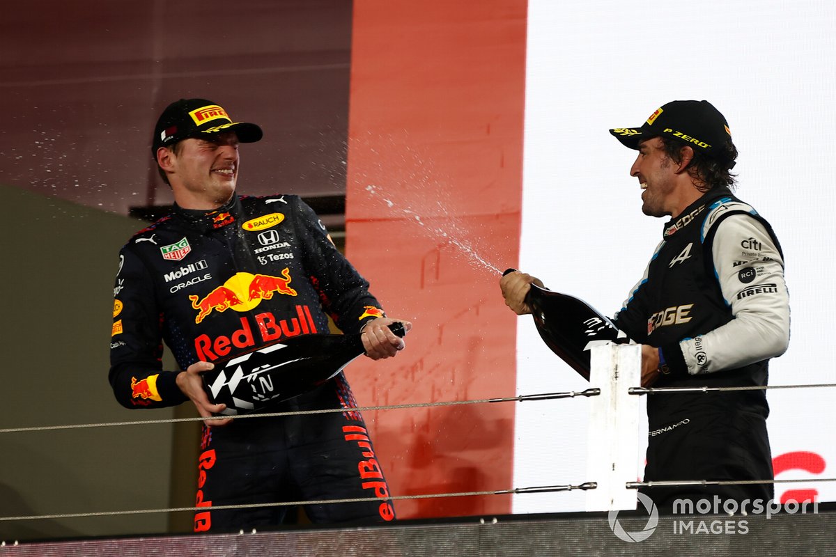 Podio: segundo lugar Max Verstappen, Red Bull Racing, tercer lugar Fernando Alonso, Alpine F1