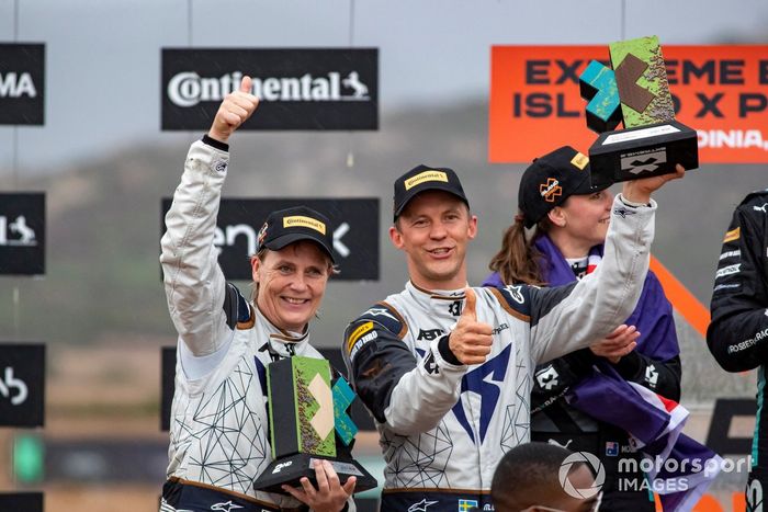 Jutta Kleinschmidt, ABT CUPRA XE, y Mattias Ekstrom, ABT CUPRA XE, 2ª posición, con sus trofeos en el podio