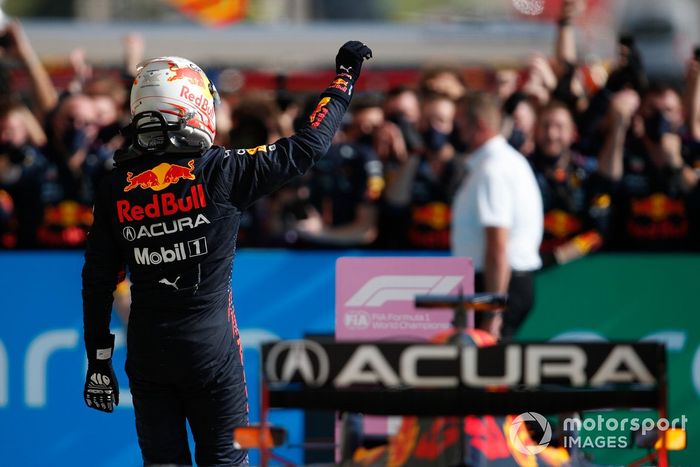 Max Verstappen, Red Bull Racing, 1ª posición, celebra su llegada al Parc Ferme