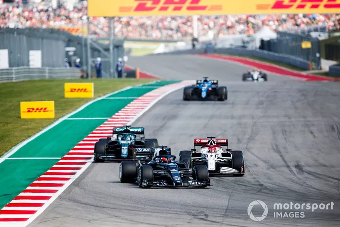 Yuki Tsunoda, AlphaTauri AT02, Kimi Raikkonen, Alfa Romeo Racing C41, y Lance Stroll, Aston Martin AMR21
